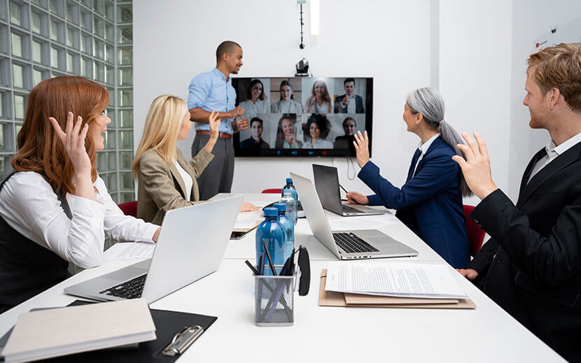 Videoconferencias más claras con cámaras integradas en pizarras interactivas