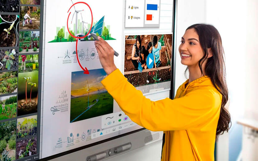 Chica descubriendo para qué sirve una pantalla interactiva